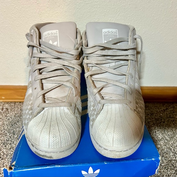 Adidas - light grey - men’s 12 - Picture 2 of 6